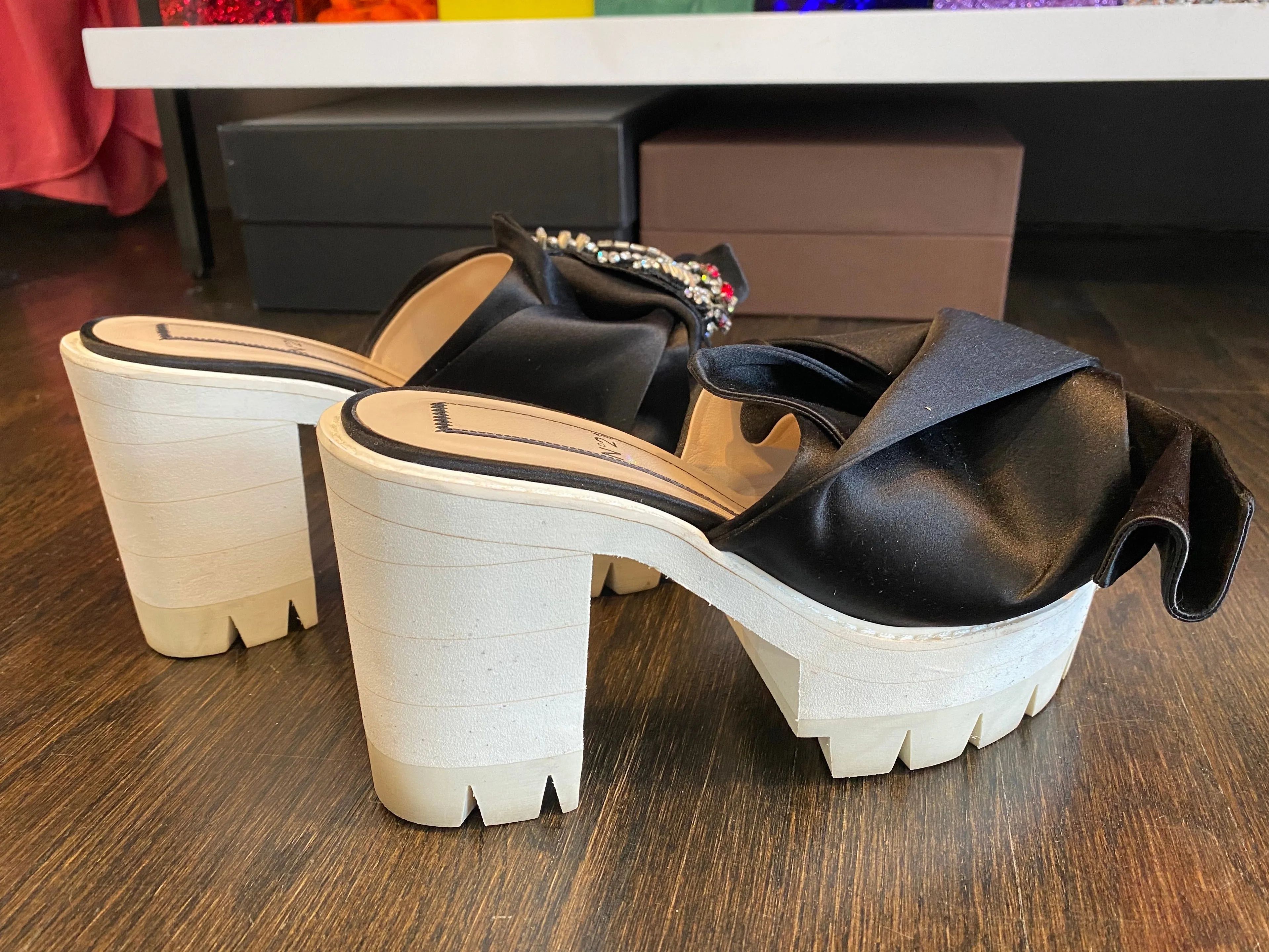 No. 21 embellished Satin Mules