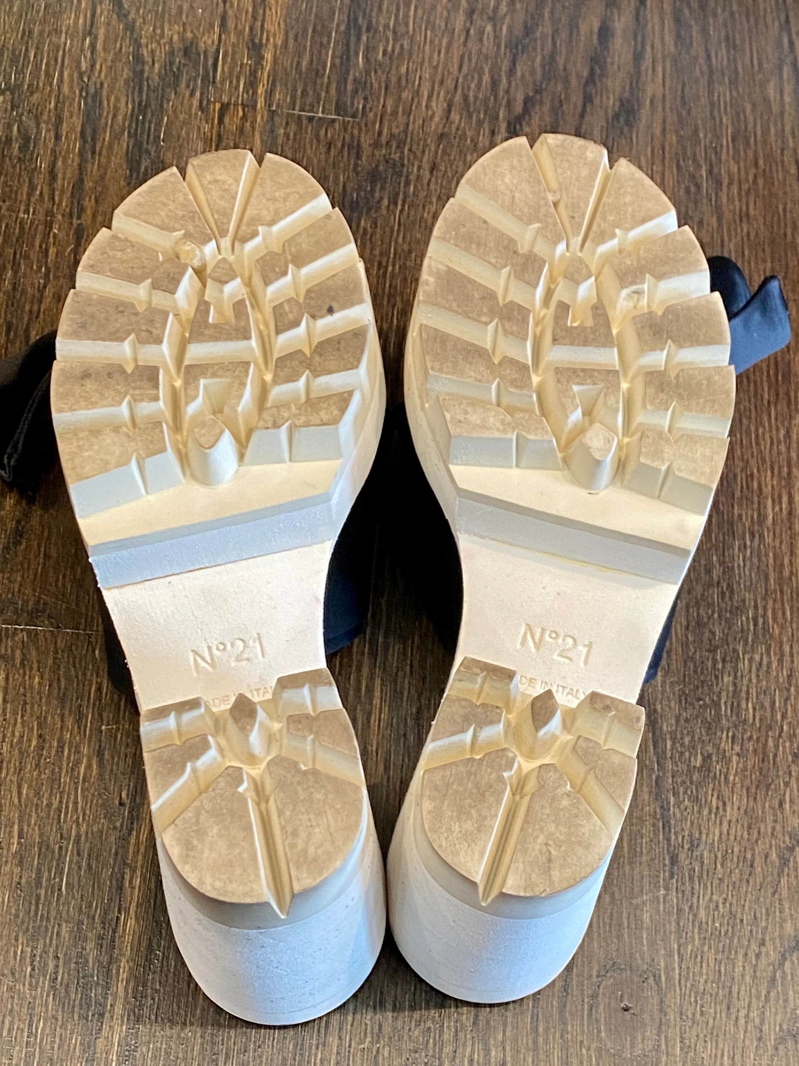 No. 21 embellished Satin Mules