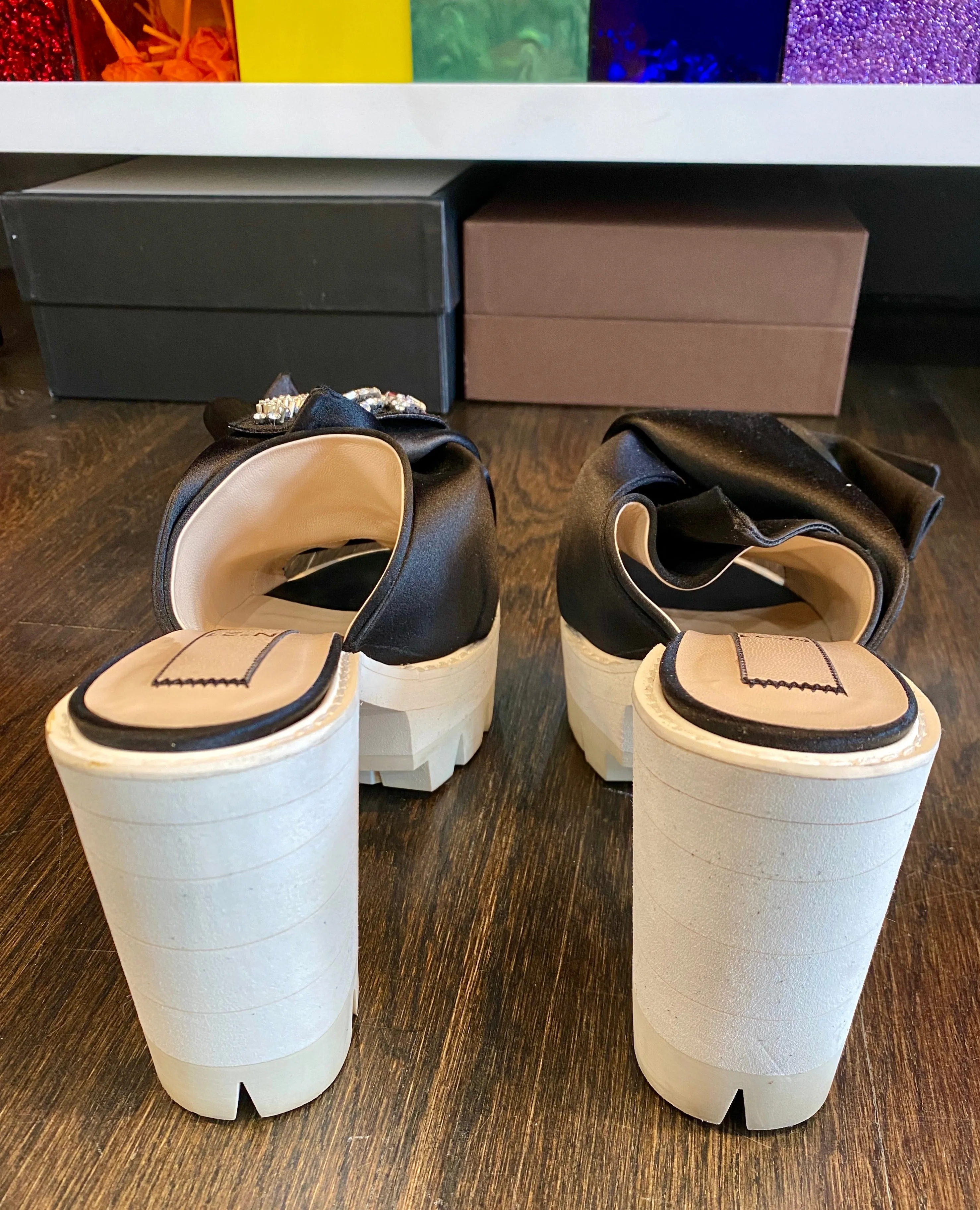 No. 21 embellished Satin Mules