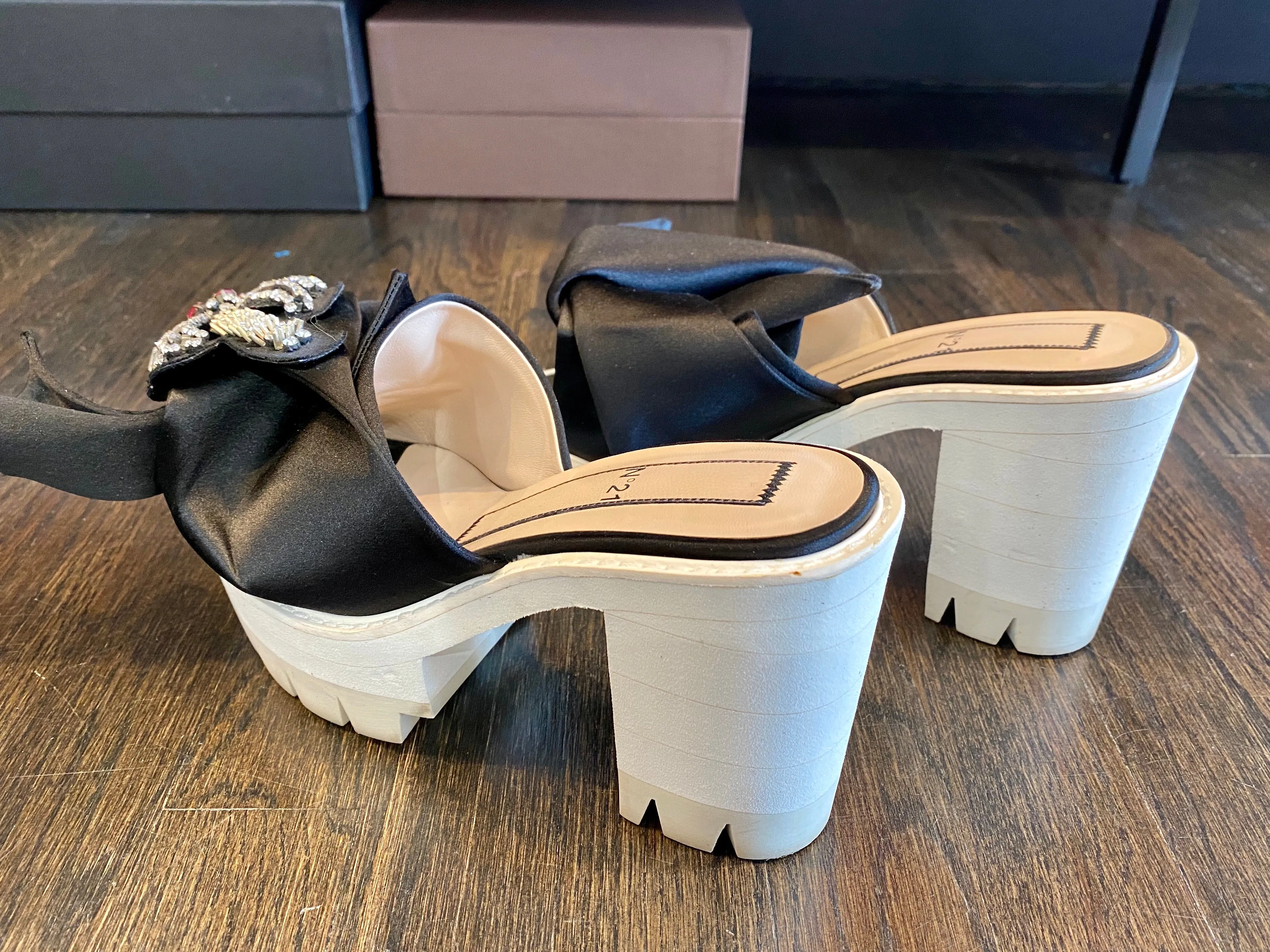 No. 21 embellished Satin Mules