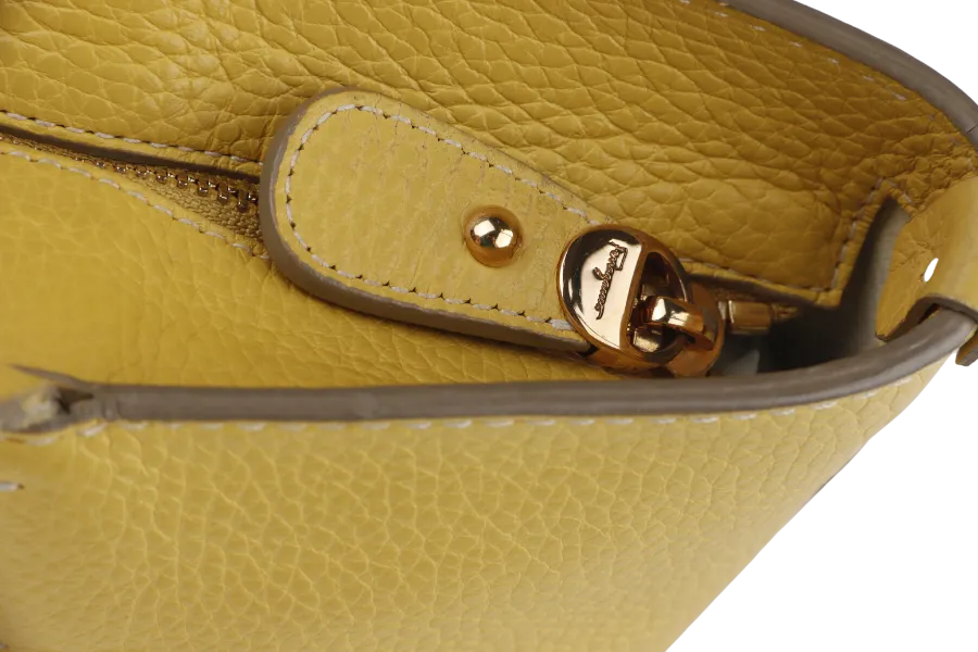 SALVATORE FERRAGAMO GANCINI (GU-21-D764) MEDIUM YELLOW GOLD HARDWARE, NO DUST COVER