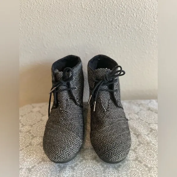 Toms~Black &amp; White~Tweed~Herringbone Desert~Lace-Up~Wedge~Bootie~Size 8.5