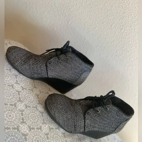 Toms~Black &amp; White~Tweed~Herringbone Desert~Lace-Up~Wedge~Bootie~Size 8.5