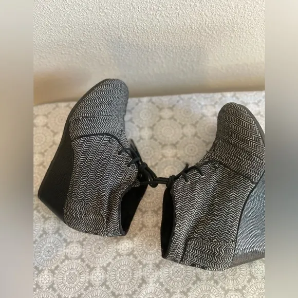 Toms~Black &amp; White~Tweed~Herringbone Desert~Lace-Up~Wedge~Bootie~Size 8.5