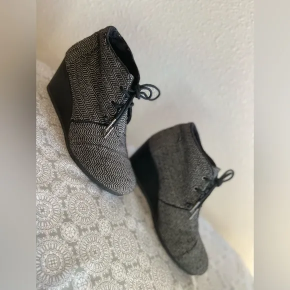 Toms~Black &amp; White~Tweed~Herringbone Desert~Lace-Up~Wedge~Bootie~Size 8.5