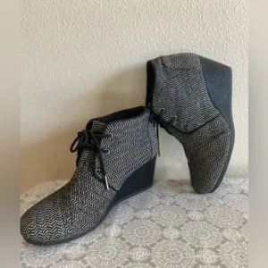 Toms~Black &amp; White~Tweed~Herringbone Desert~Lace-Up~Wedge~Bootie~Size 8.5