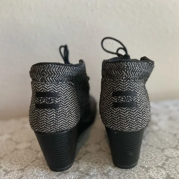 Toms~Black &amp; White~Tweed~Herringbone Desert~Lace-Up~Wedge~Bootie~Size 8.5